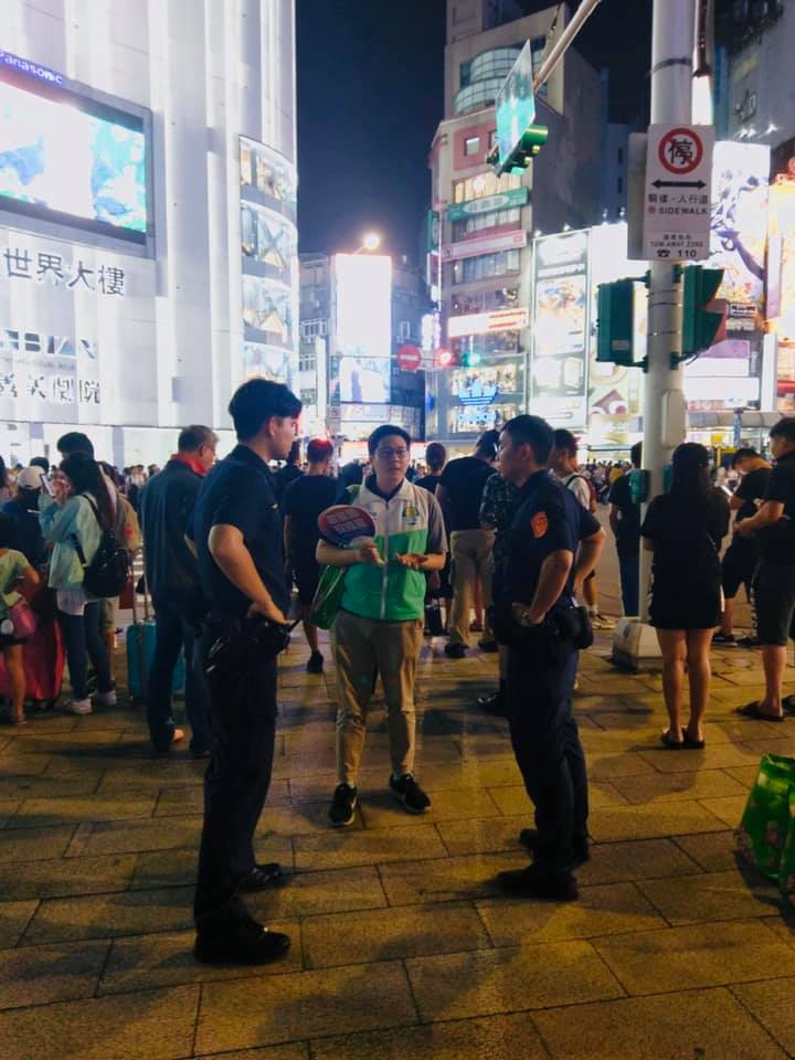 桃園市議員王浩宇昨天在西門町發放扇子、宣傳政黨時遭警方上前驅離。 圖：翻攝自王浩宇臉書