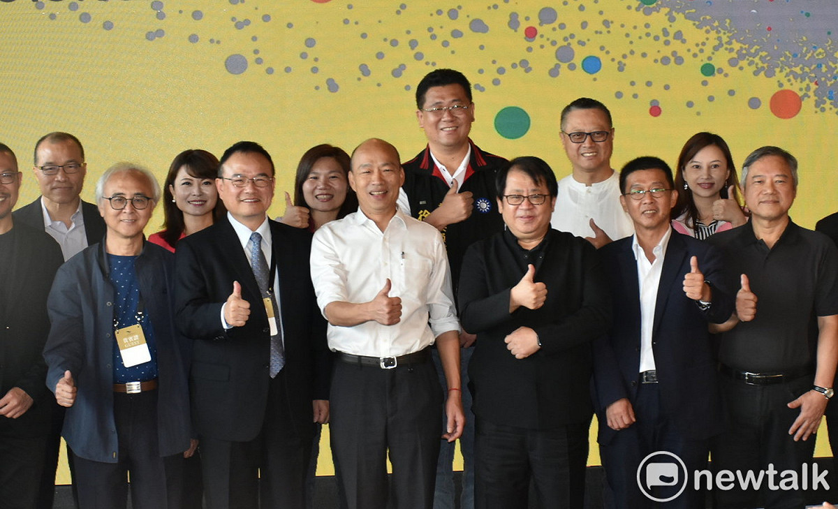 韓國瑜(前排中)刻意低調，大合照時仍被推到前排。 圖：孫家銘／攝