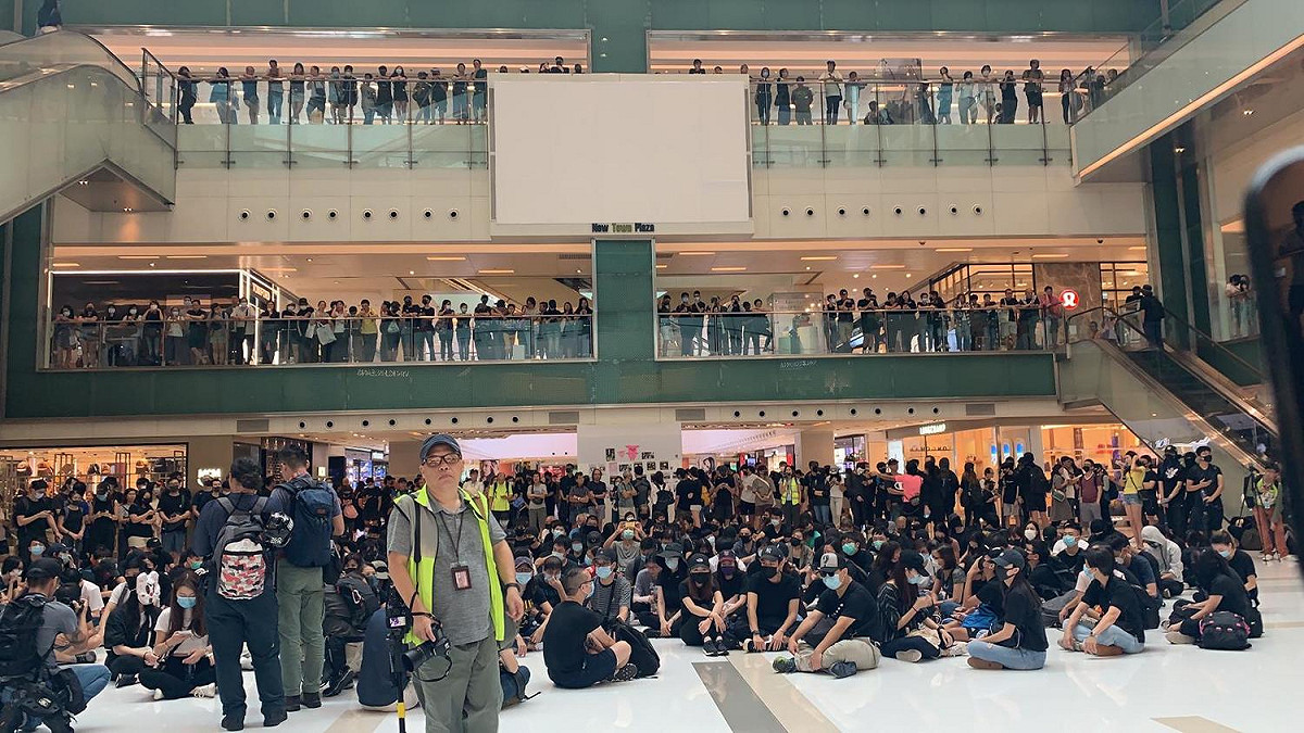 香港反送中示威者13日在新界的購物中心抗議。 圖：擷取自立場新聞臉書