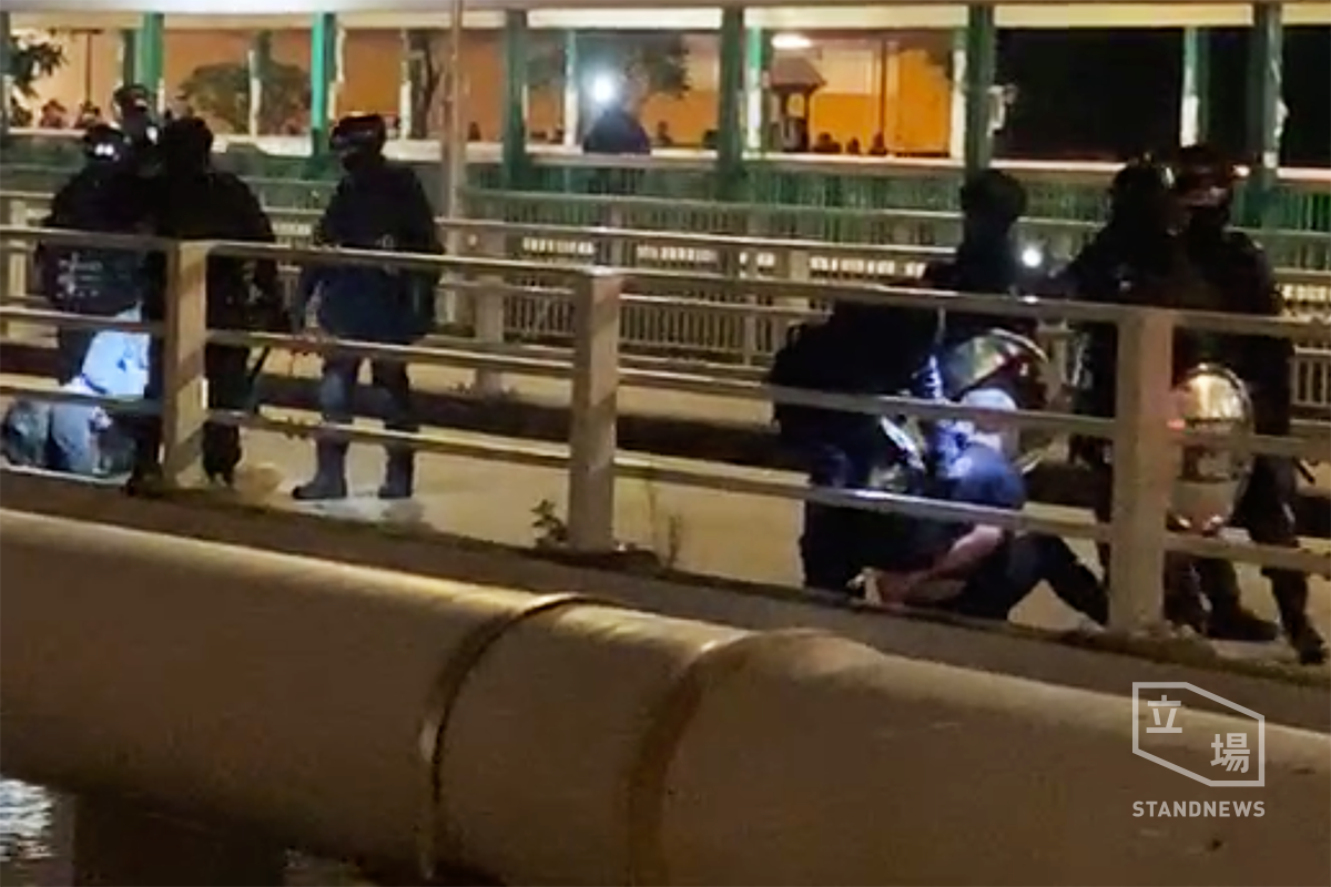 晚間屯門有多名速龍小隊出動，拘捕多人。 圖：擷取自立場新聞臉書
