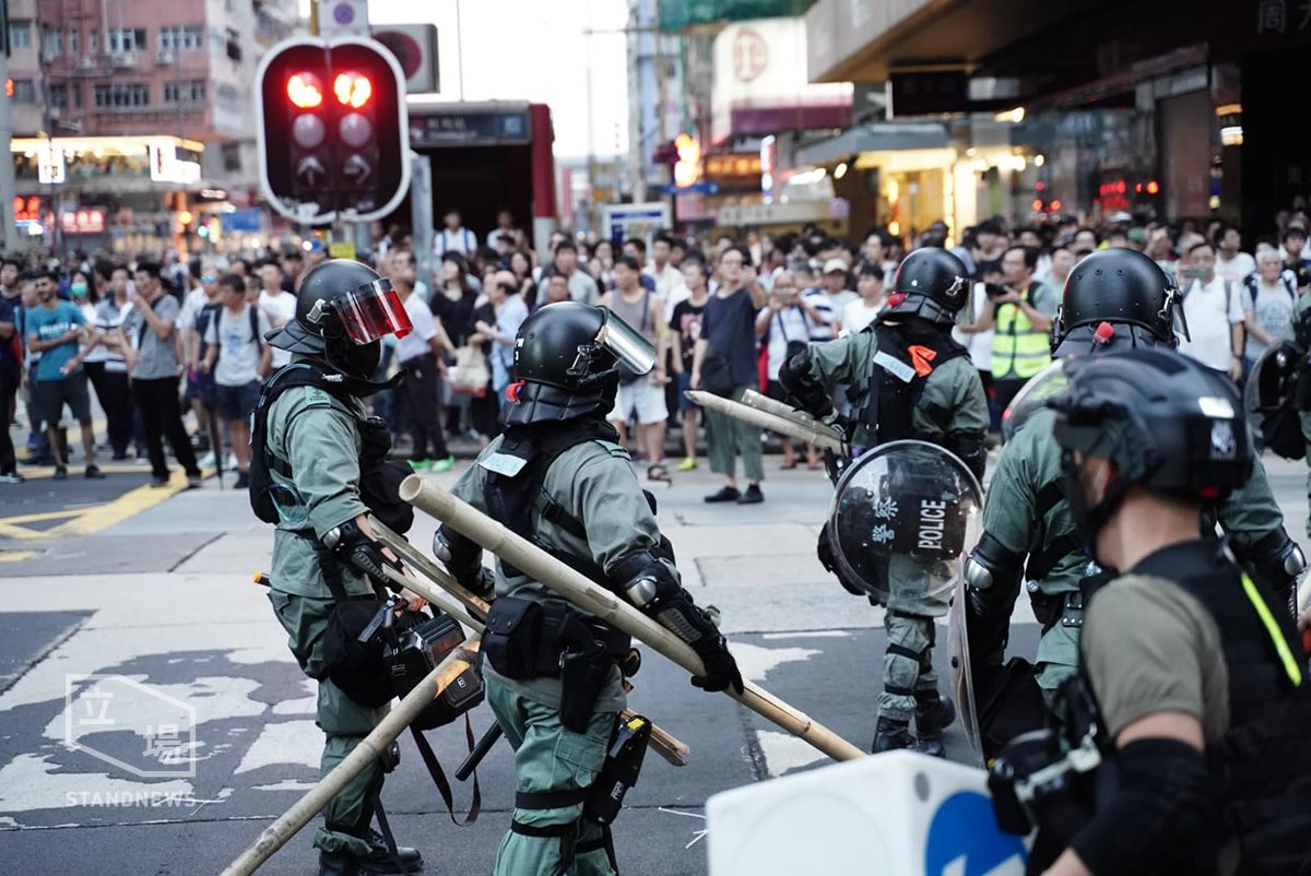 反送中示威者荃灣聚集，港警開槍射催淚彈。 圖：擷取自立場新聞臉書