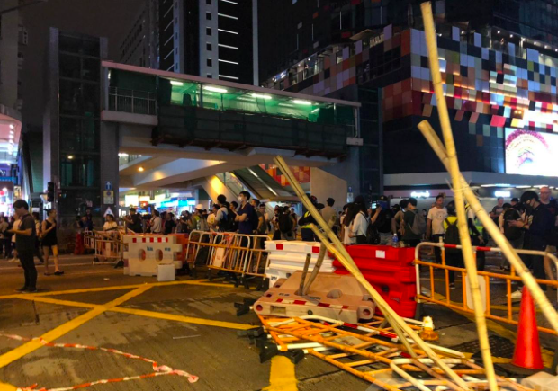 香港反送中示威者於彌敦道近旺角道交界以水馬和竹枝架設路障。 圖：擷取自香港電台