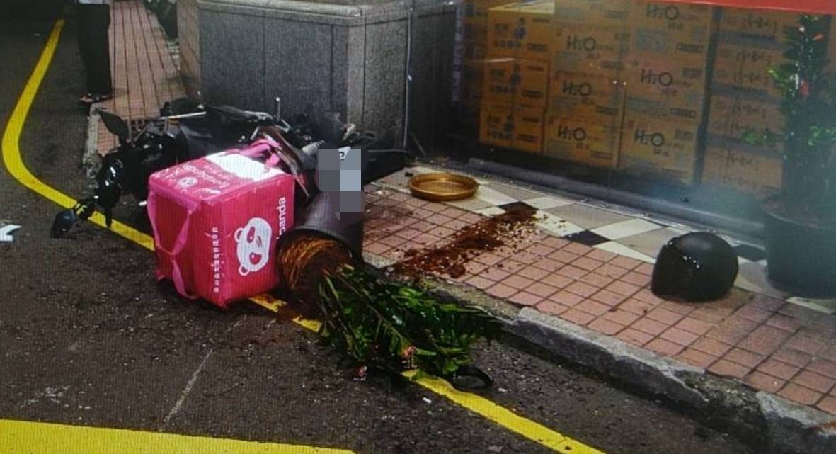 桃園一名熊貓外食送貨員10日與貨車發生車禍，送貨員被撞倒地，送醫不治。 圖：林昀真/翻攝