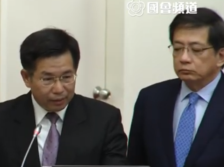 柯志恩於立法院質詢時，邀請教育部長潘文忠與台大校長管中閔同台備詢，場面略顯尷尬。 圖 : 翻攝自國會直播頻道