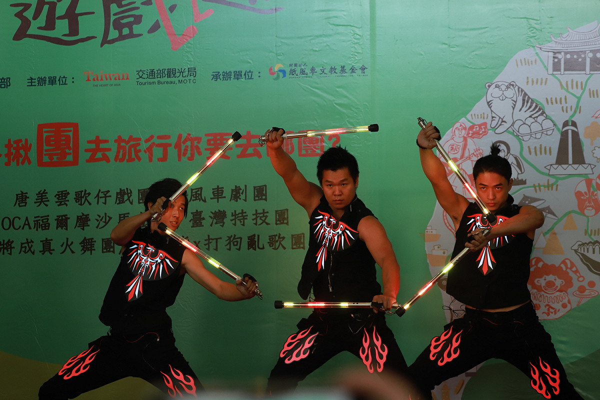 火舞團運用科技和舞蹈動作，呈現嶄新形式的表演。 圖：謝佳真／攝