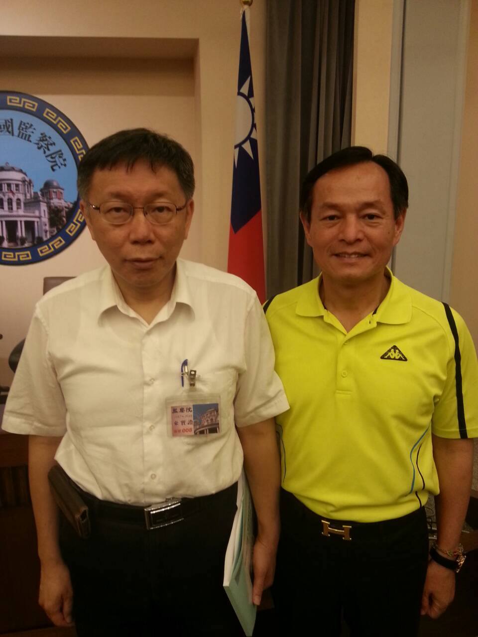 李余典（右）與民眾黨主席柯文哲（左）合照。 圖：翻攝自李旻蔚臉書
