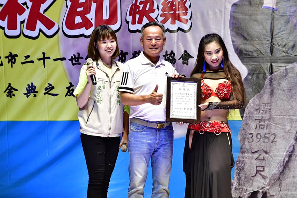 民進黨議員李余典（中）的女兒李旻蔚（左）將代表民眾黨出戰三重立委選戰。 圖：翻攝自李旻蔚臉書