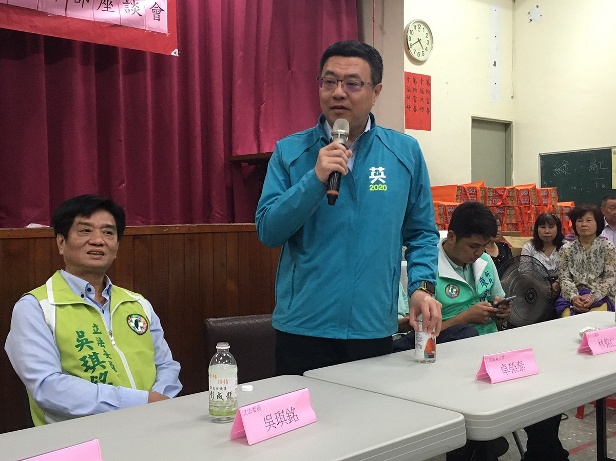 卓榮泰在立委吳琪銘、議員林銘仁、彭成龍、廖宜琨與地方黨公職的陪同下，出席「蔡英文總統、吳琪銘立委候選人聯合競選總部輔選幹部座談會」。 圖：民進黨提供