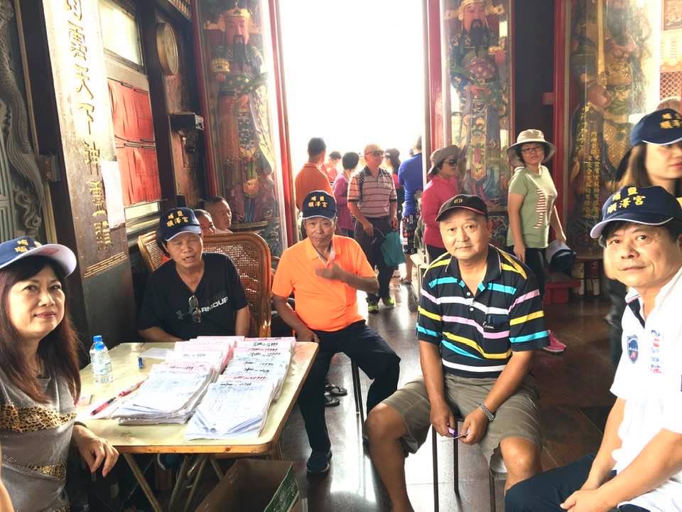 順澤宮內人人都戴著冠軍帽。 順澤宮/提供
