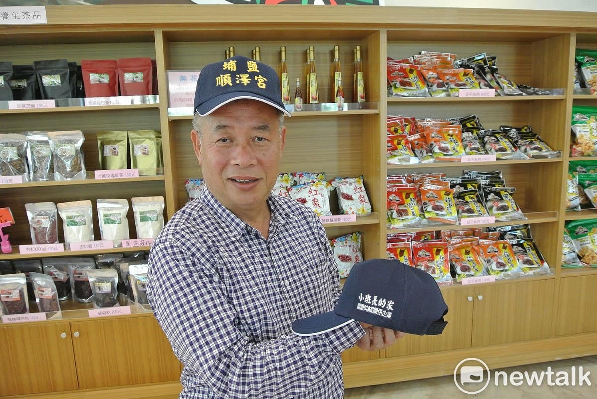 嗄嗄叫食品董事長陳木村贊助了5000頂冠軍帽。 唐復年/攝