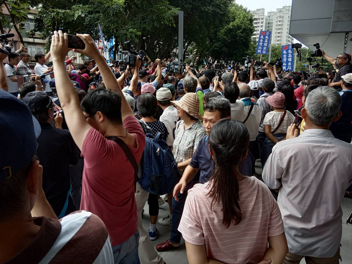 數百位支持者在鳳山行政中心迎接韓國瑜即將展開「平民土地之旅」。 圖：孫家銘／攝