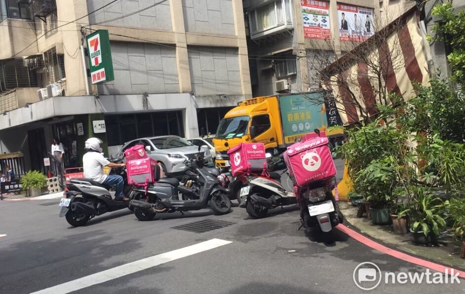 近日foodpanda 、 Uber Eats 等外送平台業者的外送員接二連三發生車禍意外(示意圖) 圖：閻芝霖/攝