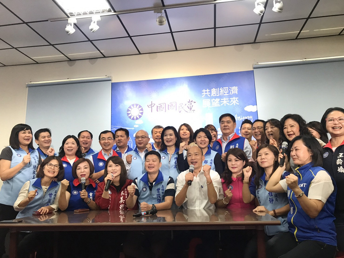 韓國瑜宣布明天起請假後，出席黨團記者會尋求支持。 圖：國民黨高雄市議會黨團／提供