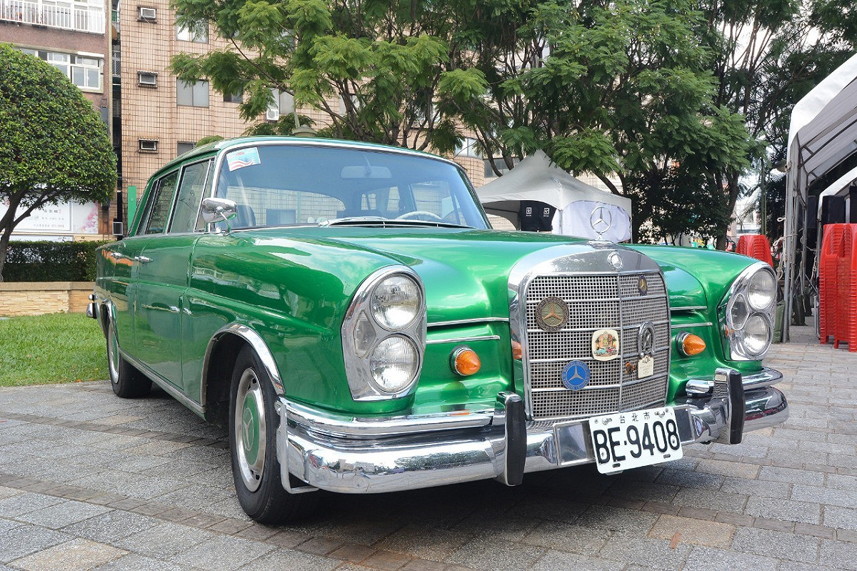 百輛經典的古董車在桃園高鐵站前廣場展示，現場還有寓教於樂的道安活動可拿好禮。 圖：桃園市政府／提供