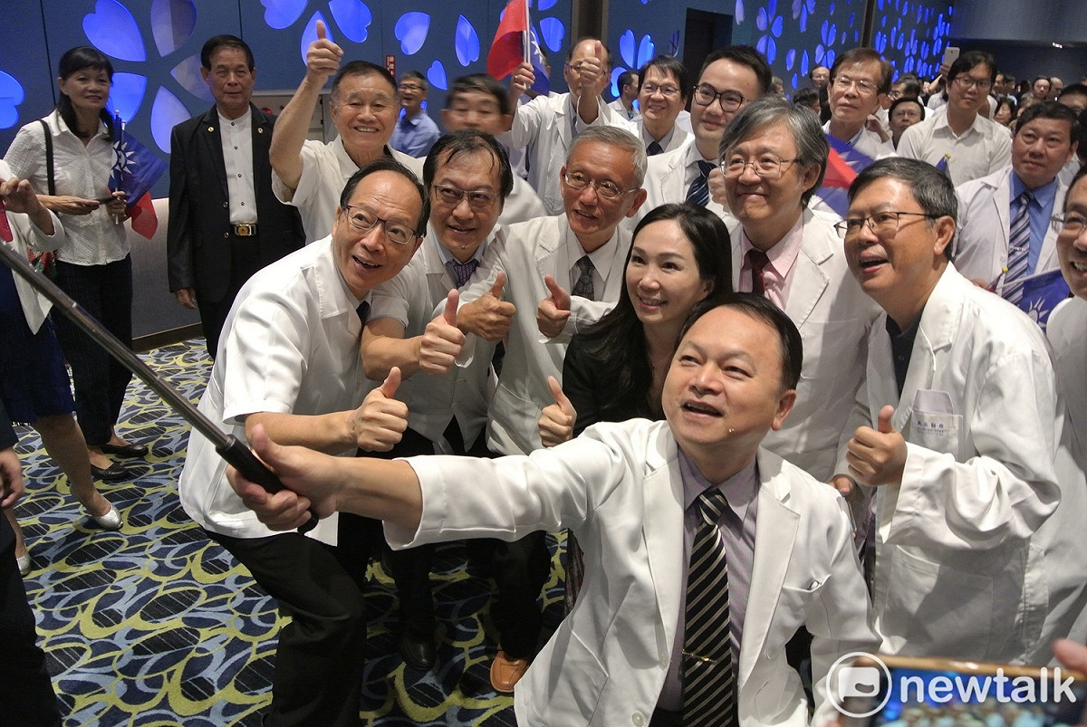 李佳芬人氣旺，明顯把吳敦義比下去。 圖:唐復年/攝