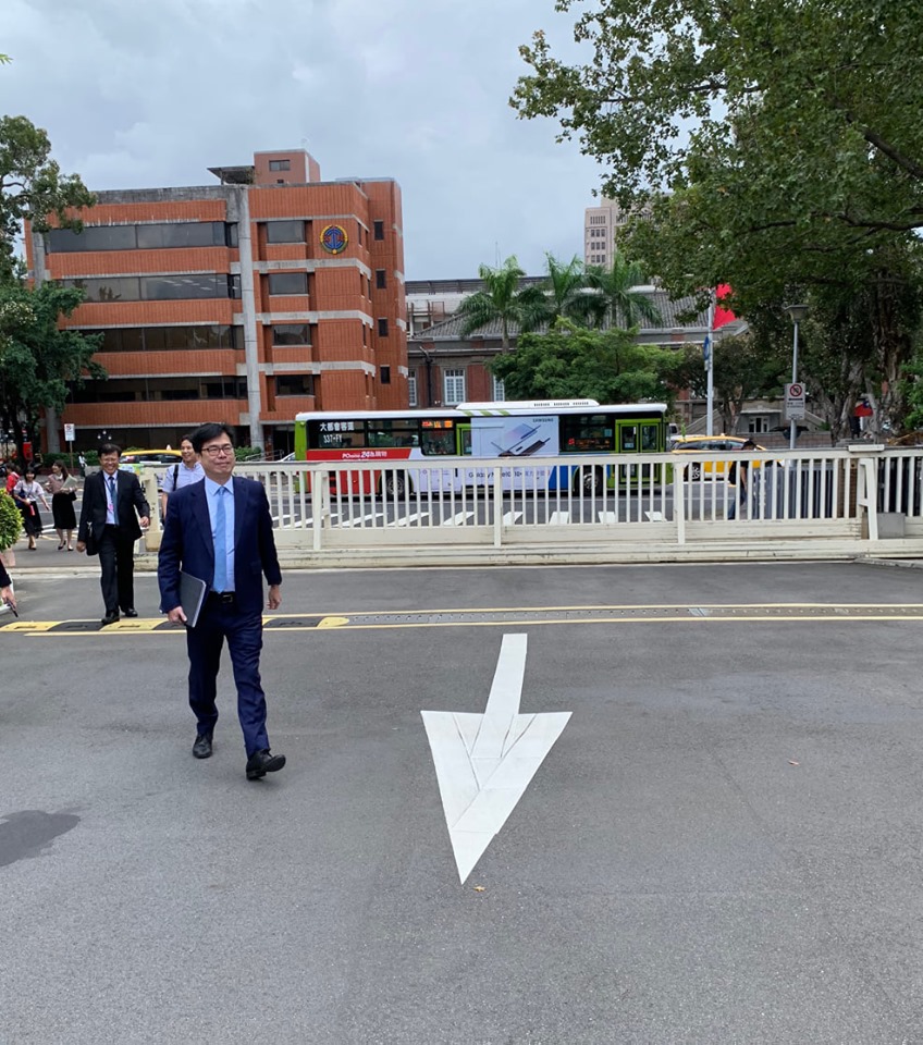 陳其邁到立法院備詢時，經常走路來回。他表示，除了運動也可以和同事討論政務，一舉兩得。 圖：翻攝自陳其邁臉書