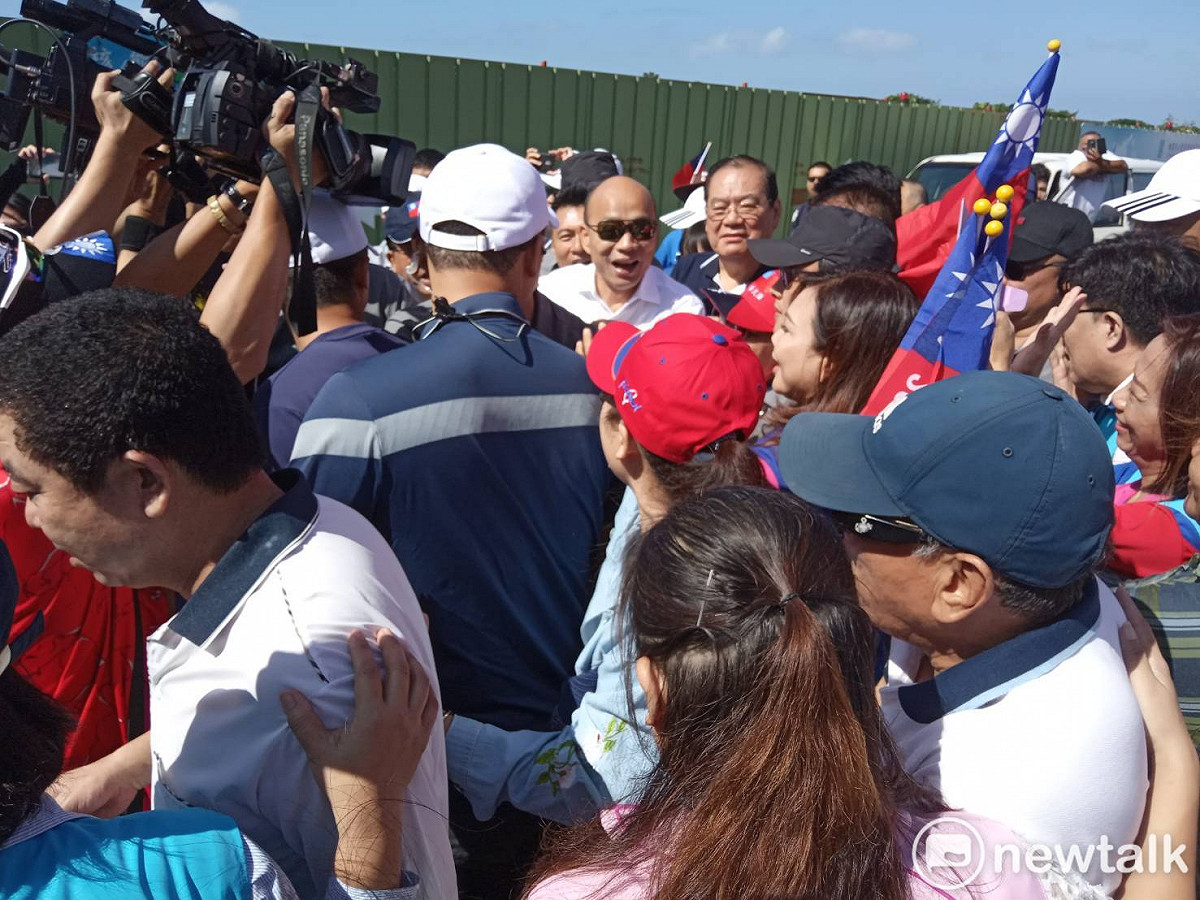 高雄市長韓國瑜請假投入總統大選，首站來到屏東鵝鑾鼻保安宮，現場韓粉熱情迎接。 圖：孫家銘／攝