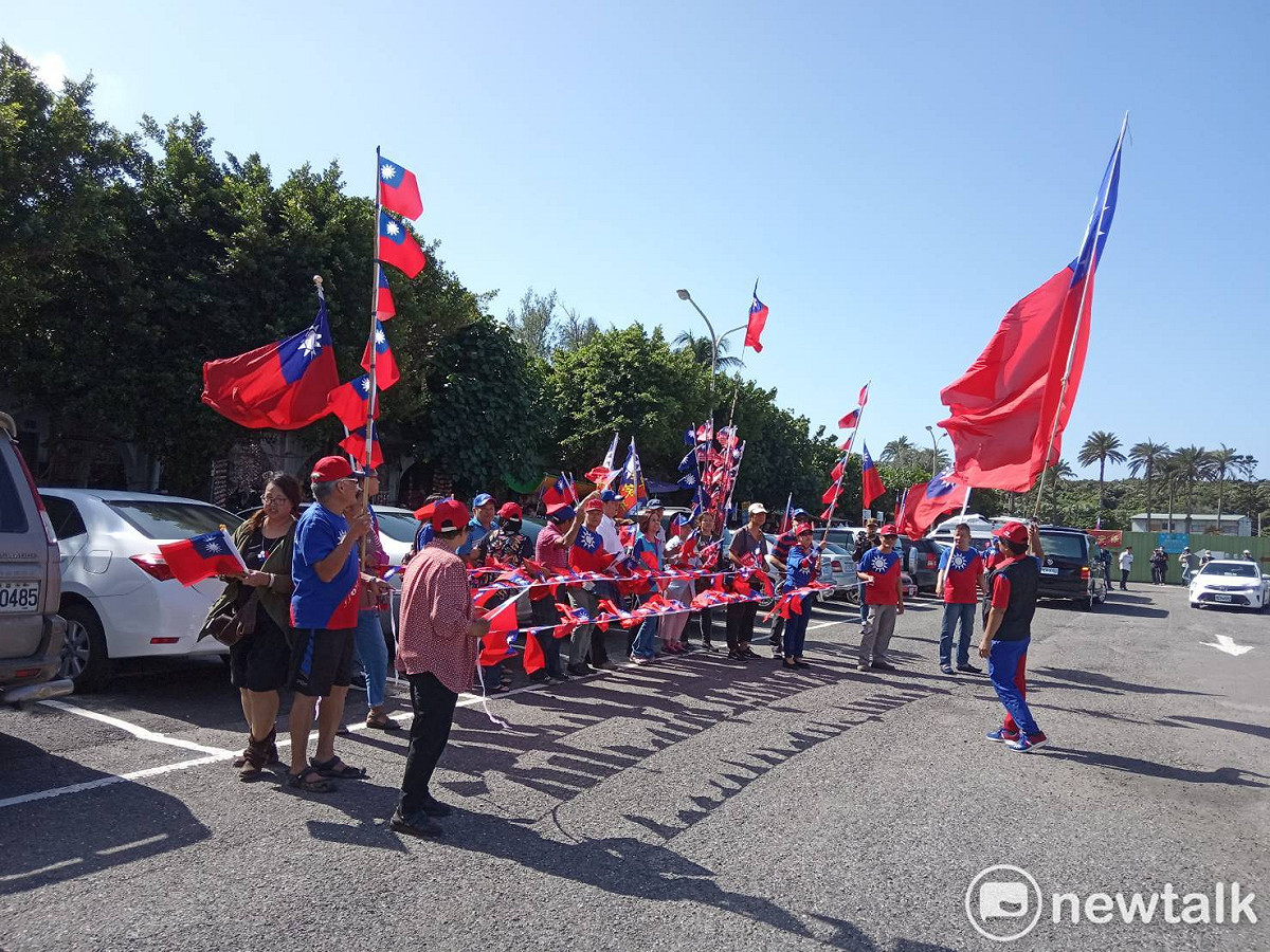韓粉一早便在屏東鵝鑾鼻保安宮外等待韓國瑜到來。 圖：孫家銘／攝