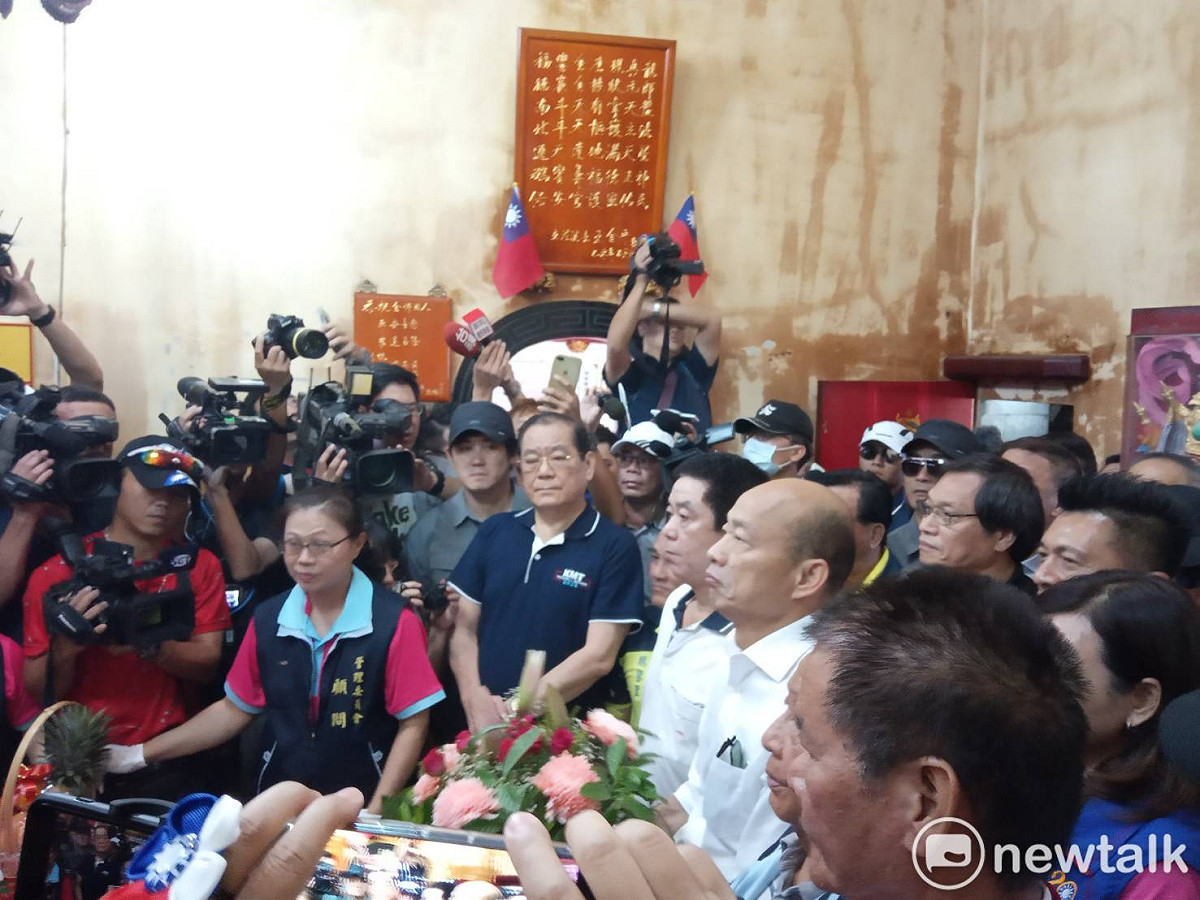 高雄市長韓國瑜請假投入總統大選，首站來到屏東鵝鑾鼻保安宮參拜。 圖：孫家銘／攝