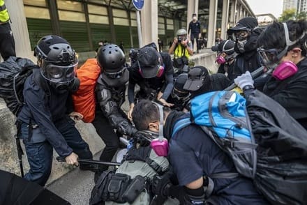 香港警察處理反送中、抗議《禁蒙面法》事件，被批不當使用武力，在多數港人心中的信任度已經降到0！ 圖：翻攝自香港警隊IG