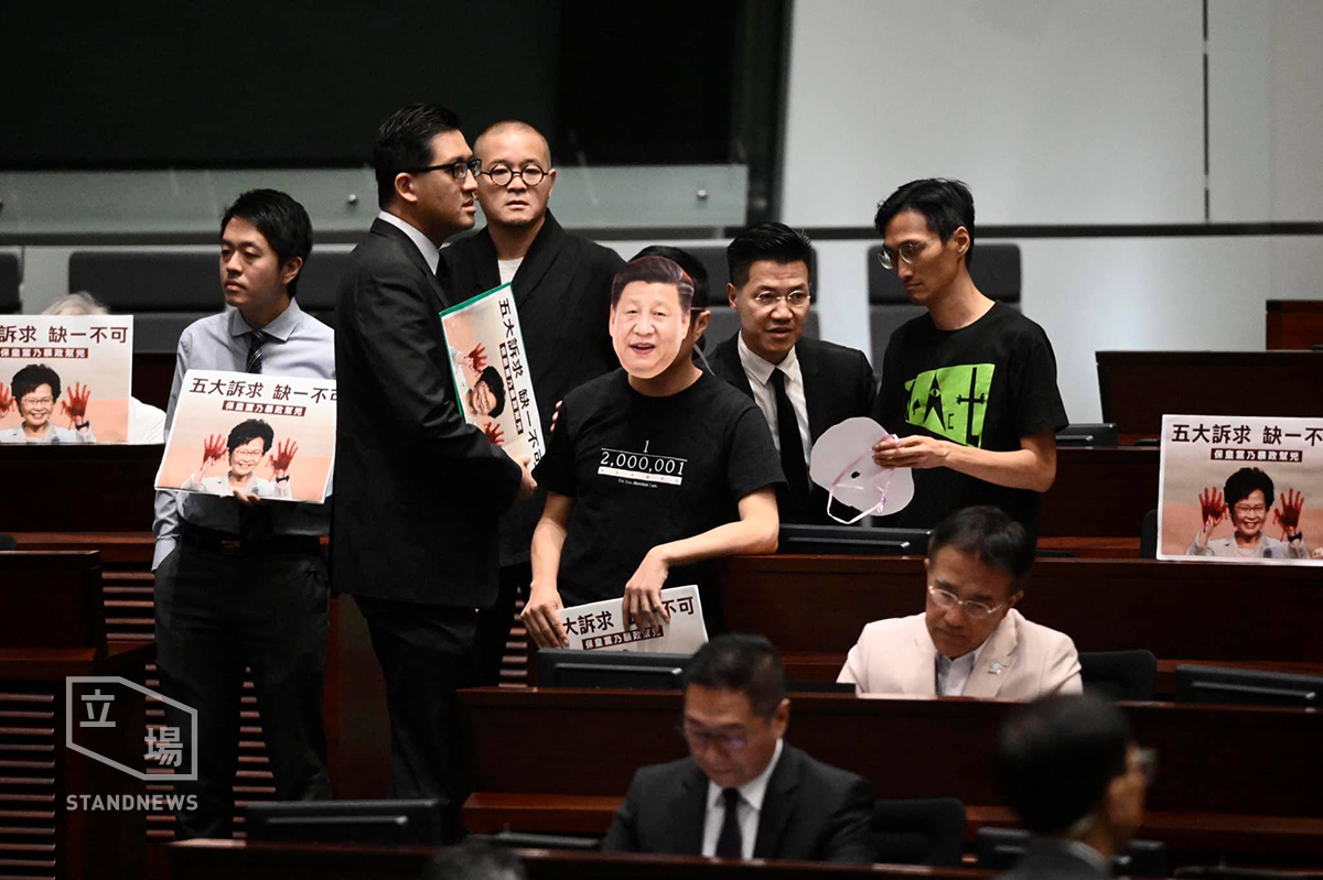 林鄭月娥宣讀施政報告時，泛民派議員在場內抗議。 圖：翻攝自立場新聞