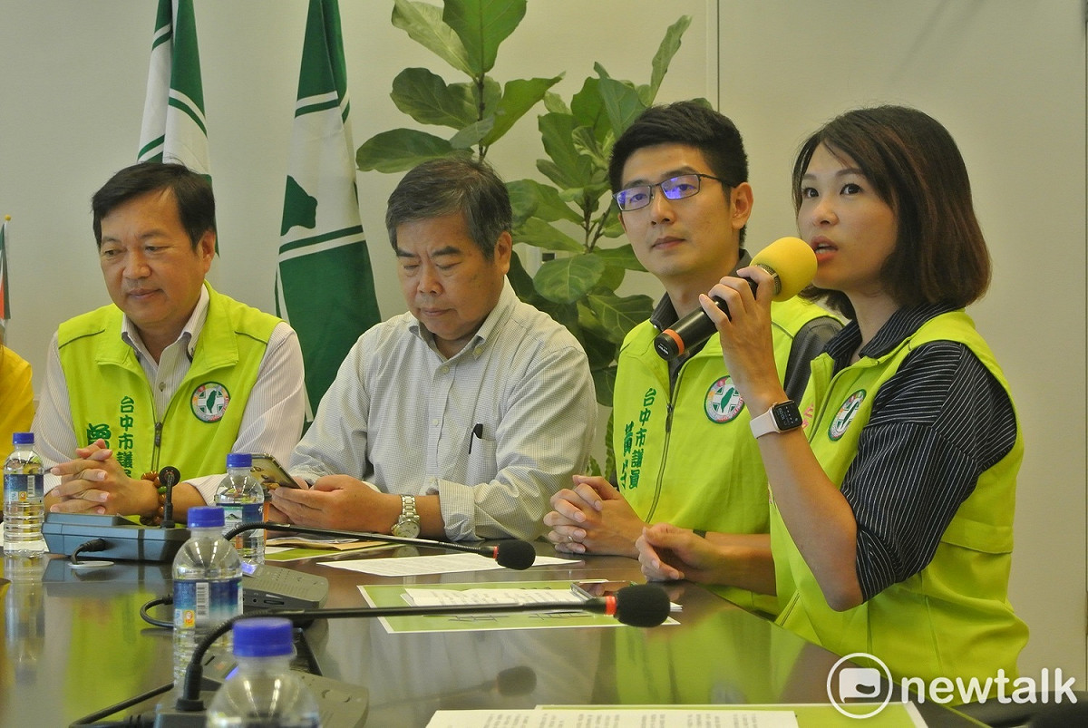 民進黨市議員張家銨批評沈智慧提騎機車要穿反光背心是擾民法案。 圖 : 唐復年/攝