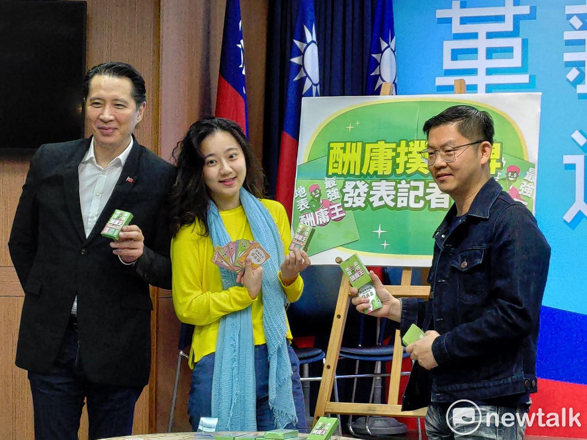 國民黨發表「地表最強酬庸王」撲克牌。 圖：黃建豪/攝