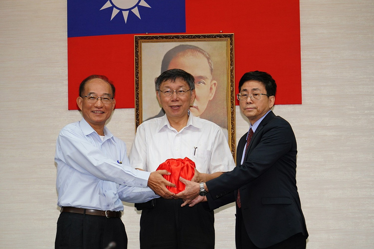 台北市政府秘書處長張哲揚(左)屆齡退休，由曾任世大運副執行長、現任副秘書長薛春明(右)接任。 圖：台北市政府／提供