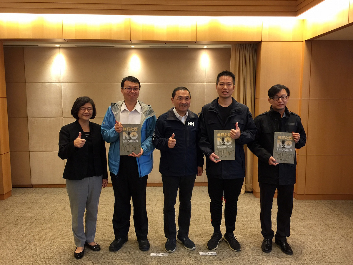 新北市長侯友宜於市政會議頒獎表揚今（108）年新北3家無菸社區。 圖：新北市衛生局／提供