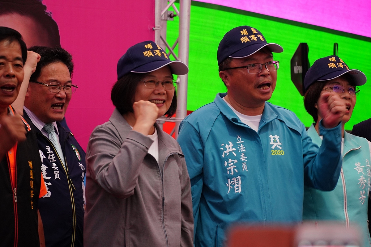 總統蔡英文戴上順澤宮冠軍帽，笑得很開心。 圖：立委洪宗熠／提供