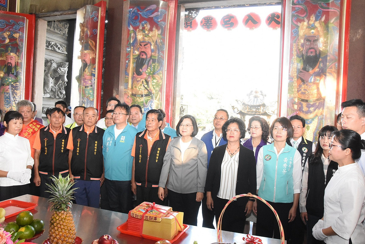 總統蔡英文到彰化埔鹽順澤宮參香，難得與藍營縣長王惠美同框。 圖：彰化縣政府／提供