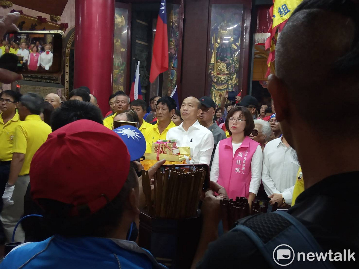 國民黨總統參選人韓國瑜今(16日)晚前往屏東小琉球的三隆宮參拜。 圖：孫家齊／攝