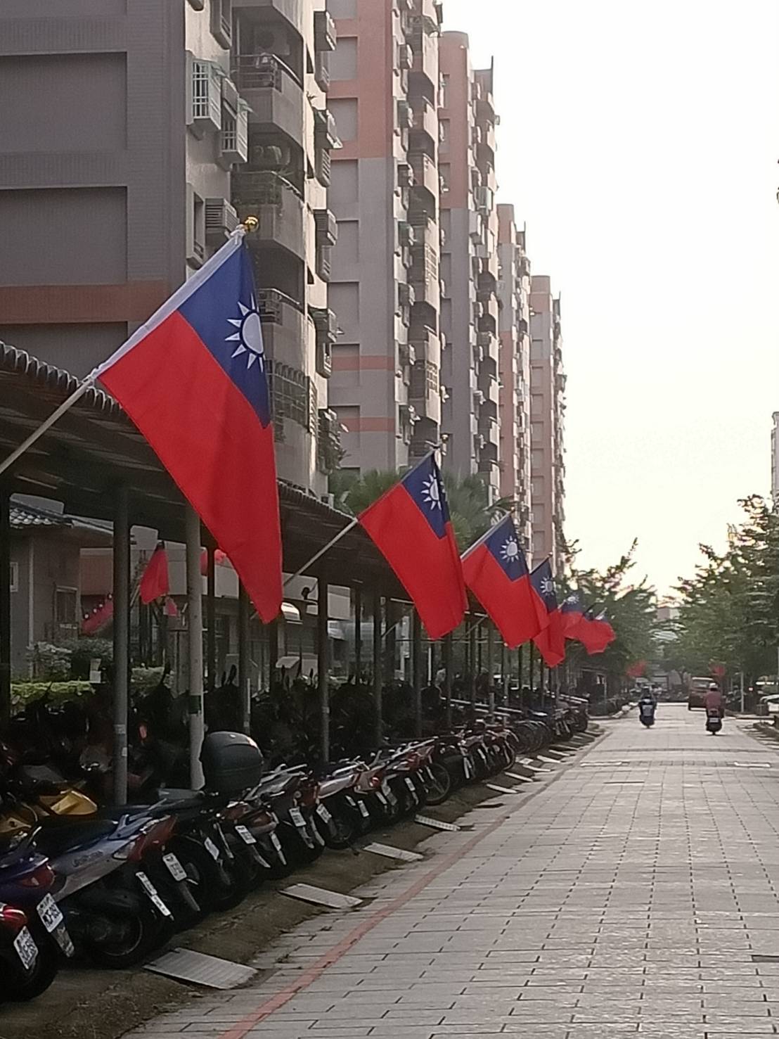 光輝的十月，被視為傳統眷村的嘉義市經國新城國旗飄揚，韓國瑜將於10月21日造訪此地。 圖：經國新城致遠里里長宋燕生/提供