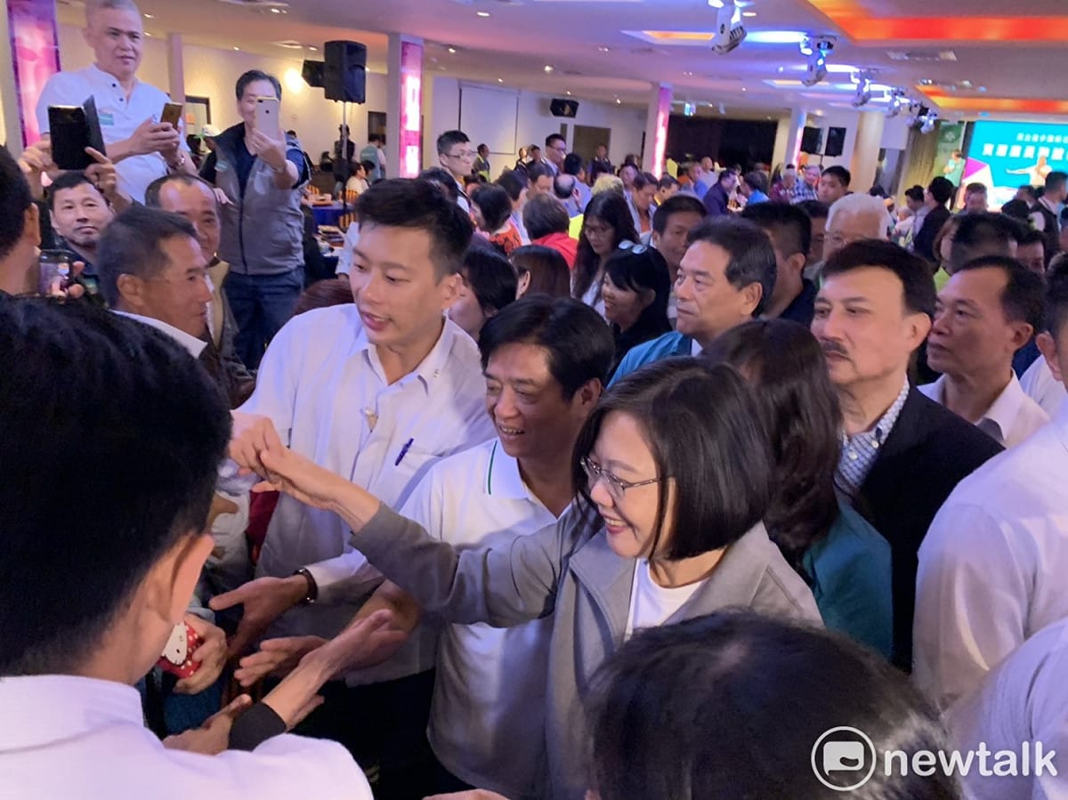 蔡英文晚間出席民進黨新北市資深黨員聯誼餐會，受到黨員熱情歡迎。 圖：林昀真/攝