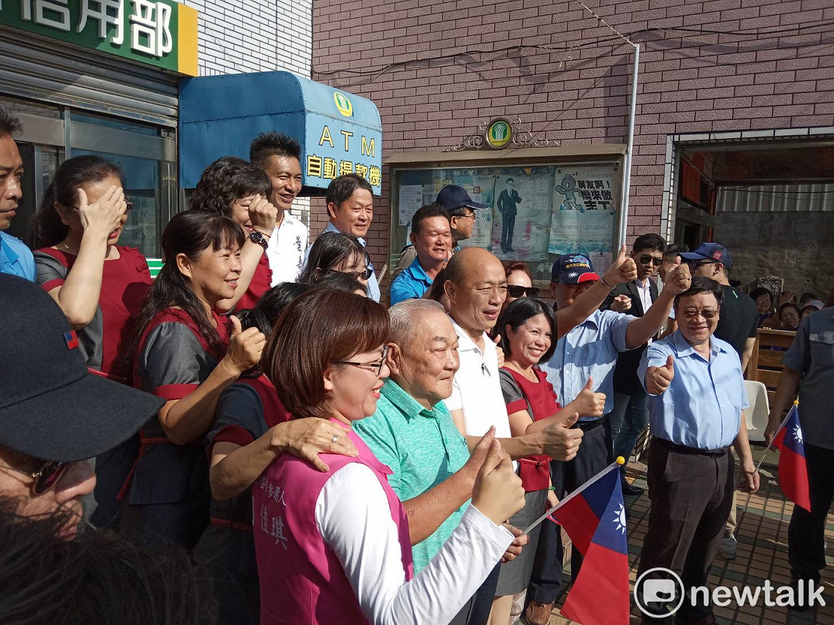 韓國瑜走訪小琉球當地農、漁會。與農會職員合影。 圖：孫家銘/攝