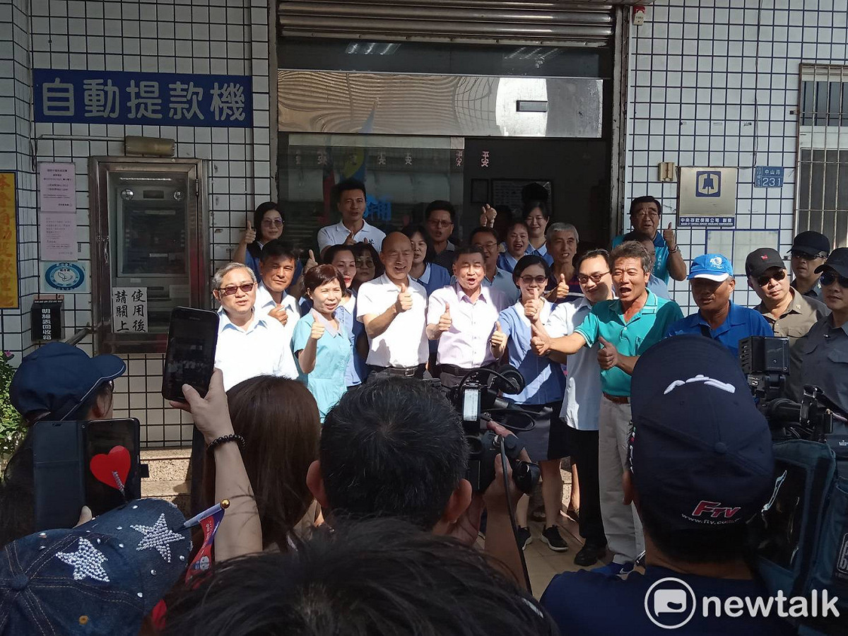 韓國瑜走訪小琉球當地農、漁會。與漁會職員合影。 圖：孫家銘/攝
