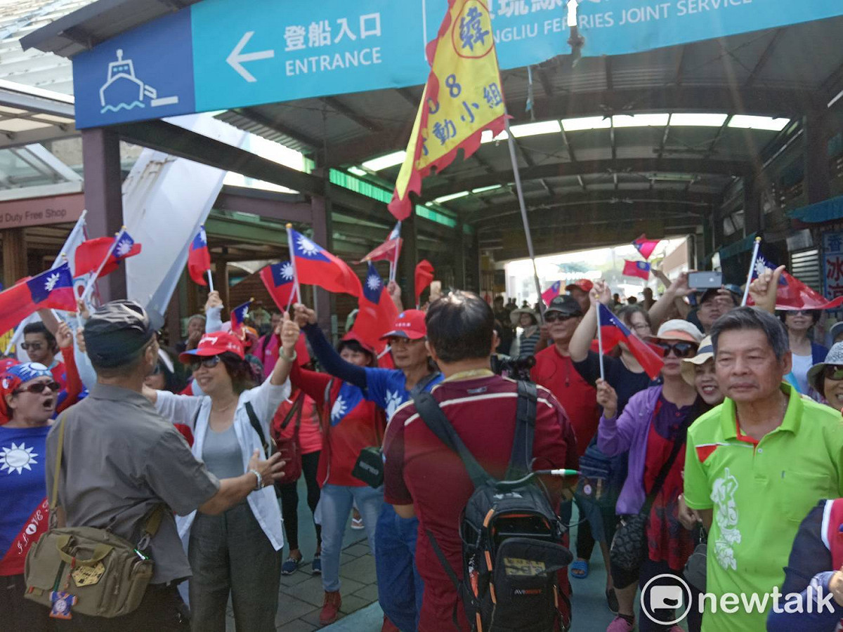 韓國瑜搭乘交通船返回東港，大批韓粉在小琉球碼頭送行。 圖：孫家銘/攝