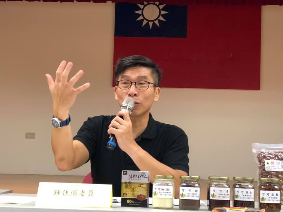 洪恒珠今日上午舉行競選總部成立大會，有意投入立委選戰，鍾佳濱也出面回應。 圖：翻攝自鍾佳濱臉書