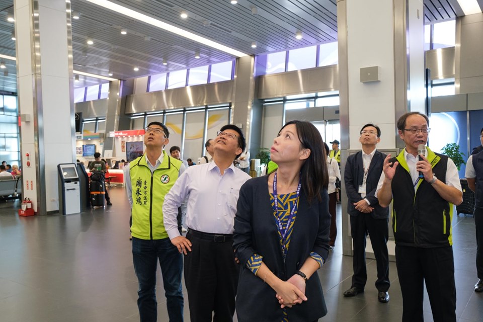 交通部長林佳龍16日與立委洪慈庸視察台中機場。 圖:洪慈庸辦公室/提供