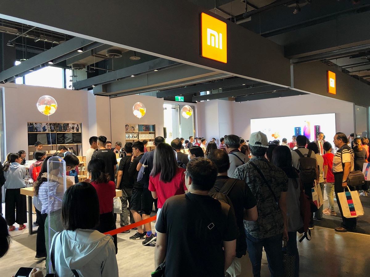 6400萬四鏡頭新機Redmi Note 8 Pro預購活動開跑，參與預購即贈「小米藍牙耳機 AirDots 超值版」的優惠，吸引近上百位米粉到場排隊搶購。 圖／黃博郎攝