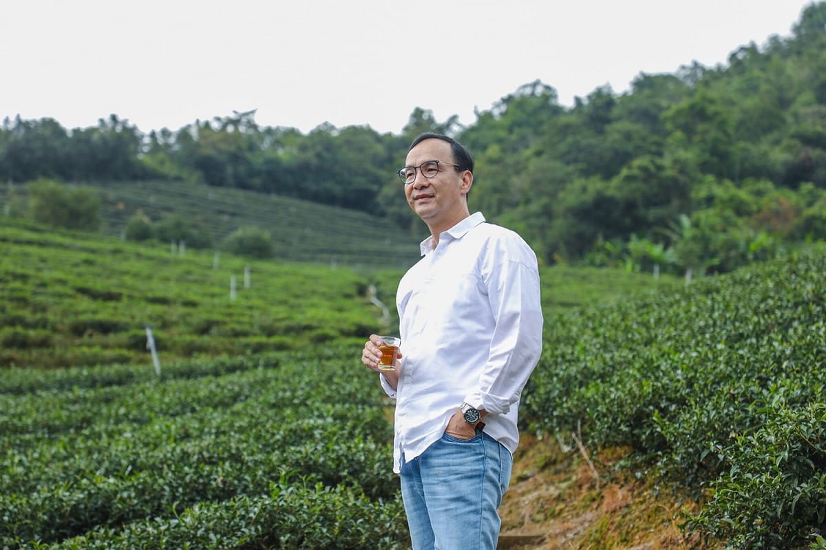 朱立倫自評和同樣拍茶廣告的男神金城武相比，相似度「至少有87分」。 圖：朱立倫辦公室/提供