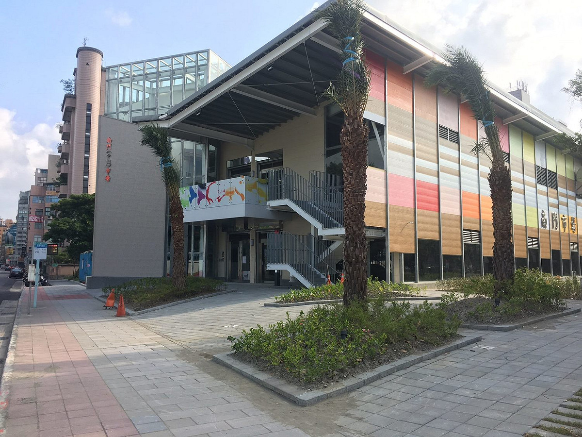 舊南門市場拆除，暫時搬遷至杭州南路55號，並設有免費接駁車接駁。 圖：台北市市場處／提供