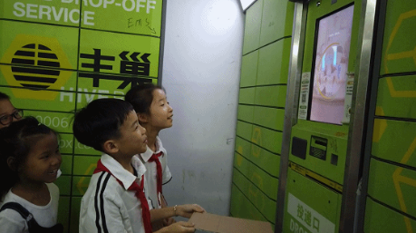 小學生用照片刷開豐巢智能櫃。 圖：擷取自南方都市報微信公眾號