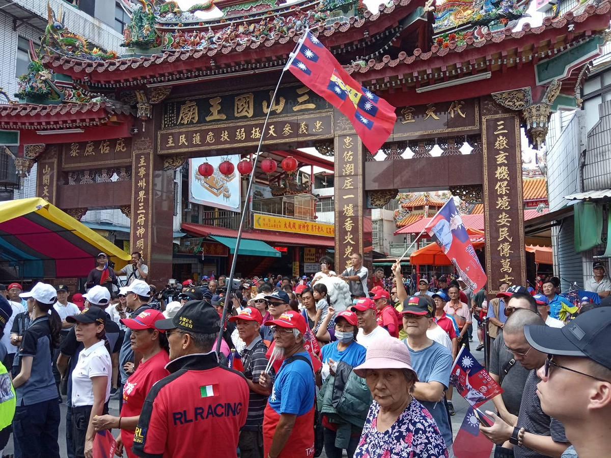 韓粉擠爆潮州三山國王廟廣場。 圖  :  孫家銘／攝