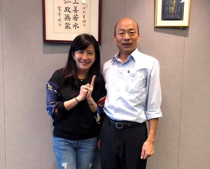 韓國瑜國政顧問團發言人黃曼昕（圖左），針對陸委會間接拒絕陳嫌來台投案一事批評「蔡政府護主權如縮頭烏龜」。 圖：翻攝黃曼昕臉書