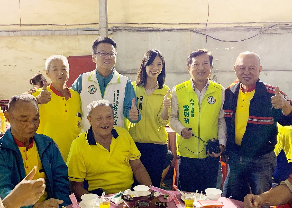 洪慈庸、莊競程一同參加松竹寺契子女團員祈福晚會。 莊競程競選總部/提供