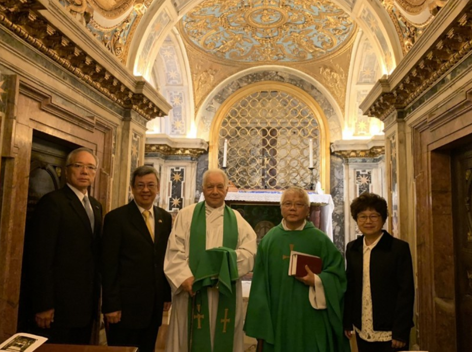 駐教廷大使李世明（左1）陪同陳建仁（左２），參加神父邱琮傑（右2）、王秉鈞（中）在教廷舉辦的清晨彌撒。 圖：駐教廷大使館提供
