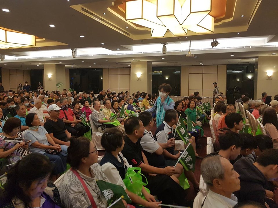 江肇國戴著口罩到現場懇求鄉親支持蔡英文連任。 圖：取自江肇國臉書