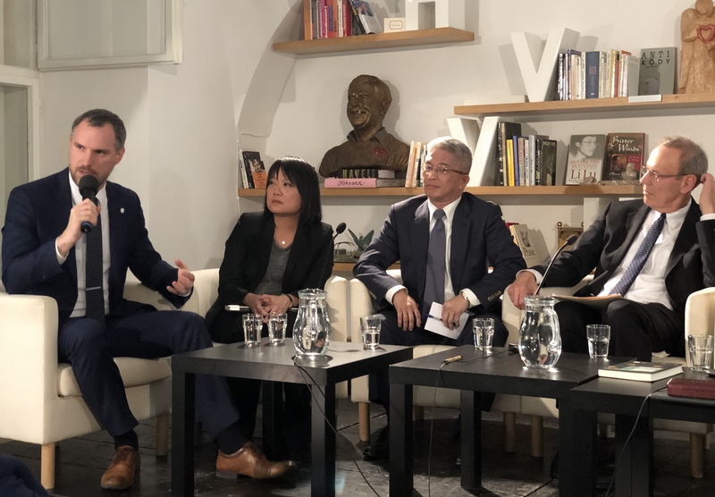 布拉格市長賀瑞普（左1）、台灣民主基金會副執行長陳婉宜（左2）、外交部次長徐斯儉（右2）、美國國家民主基金會總裁葛希曼（右1）當地時間16日出席哈維爾圖書館一場以台灣為主題的研討會。 圖：中央社提供