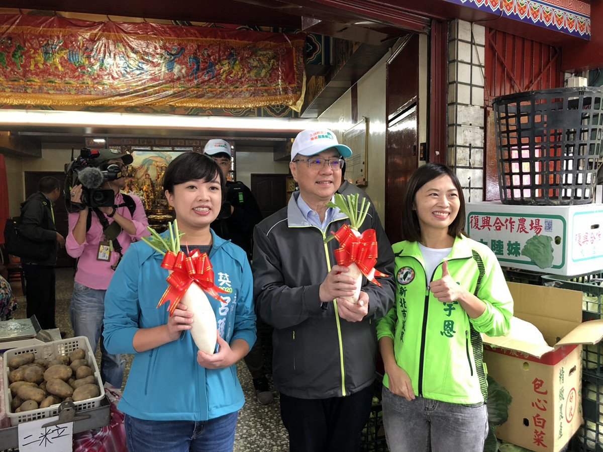民進黨主席卓榮泰（中）今（18）天一早陪同陪同立委呂孫綾在淡水區傳統市場徒步掃街拜票。 圖：民進黨提供
